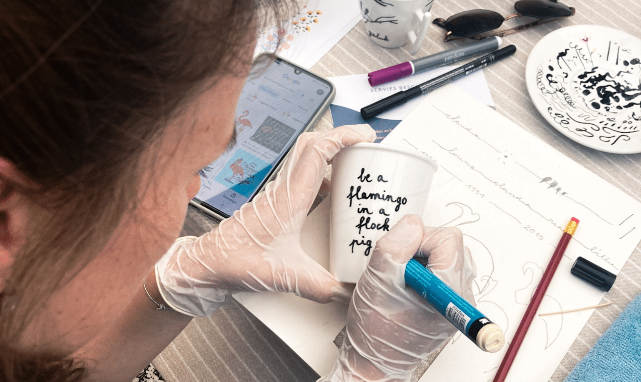 Met een porseleinstift op een beker schrijven