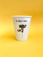 Handgeschilderde porseleinen beker met een boeketje bloemen en de tekst 'de beste mama'