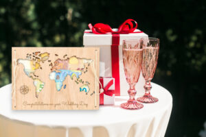 LiZ-e - Huwelijkscadeau - Houten bord - Wereldkaart - Congratulations on your Wedding - Geldcadeau - Origineel Geschenk