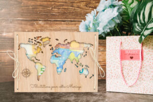 LiZ-e - Huwelijkscadeau - Houten bord - Wereldkaart - Félicitations pour votre Mariage - Geldcadeau - Origineel Geschenk