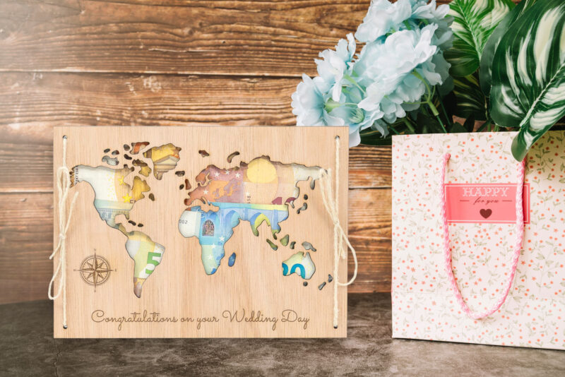 LiZ-e - Huwelijkscadeau - Houten bord - Wereldkaart - Congratulations on your Wedding - Geldcadeau - Origineel Geschenk