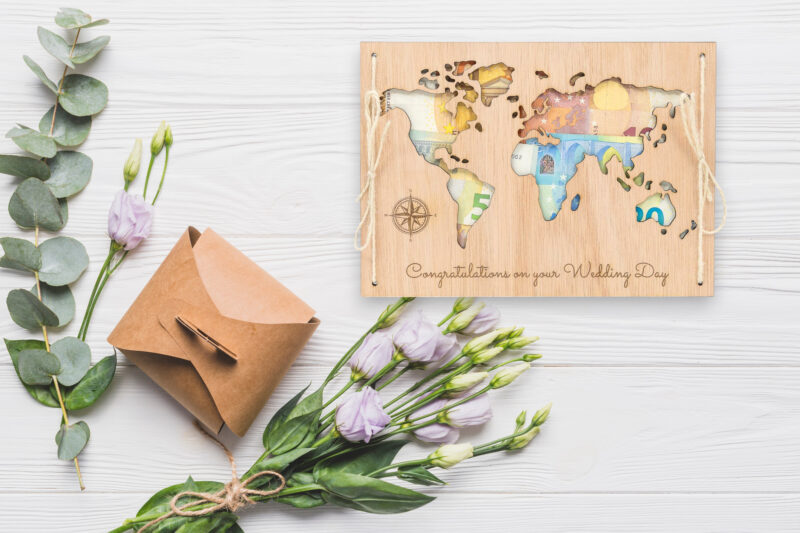 LiZ-e - Huwelijkscadeau - Houten bord - Wereldkaart - Congratulations on your Wedding - Geldcadeau - Origineel Geschenk