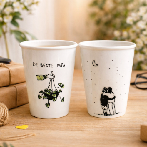 Gezellige Vaderdag giftset met twee handgeschilderde porseleinen bekers: “De beste papa” met plantillustratie en een beker met omhelzing onder maanlicht.
