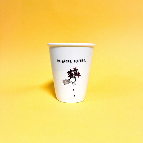 Een witte porseleinen beker op een gele achtergrond, op de beker een hand die een bosje bloemen vasthoudt en erboven de tekst 'de beste meter'.