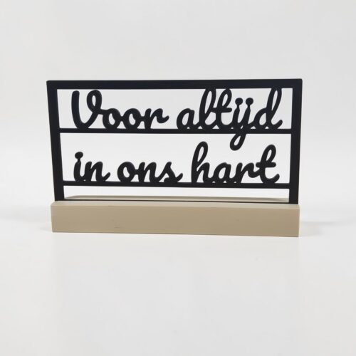"Voor altijd in ons hart"– 3D geprinte quote in houder – minimalistische decoratie