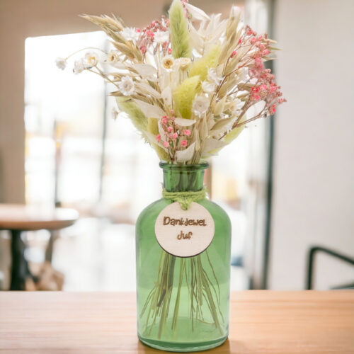 Glazen groen vaasje met droogbloemen en houten label - Dankjewel Juf
