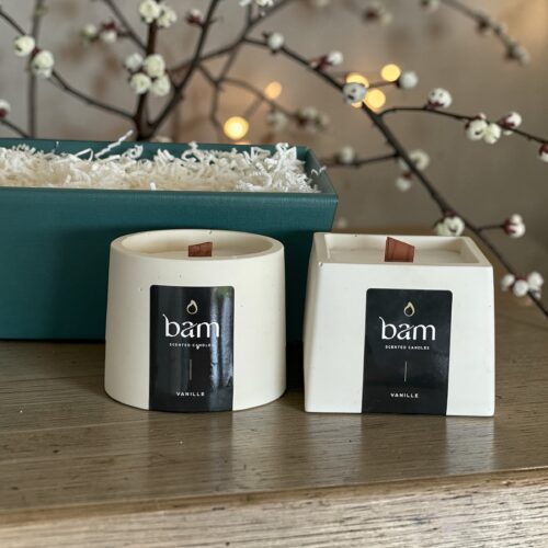 Geschenkmand met 2 Geurkaarsen Vanille | Handgemaakt | BAM Cone & Square Collection