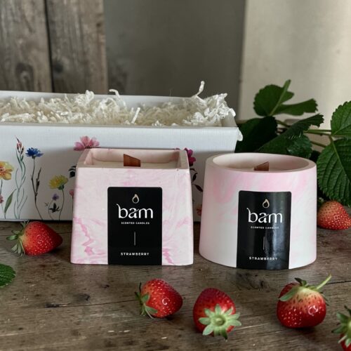 Geschenkmand met 2 Geurkaarsen Strawberry | Handgemaakt | BAM Cone & Square Collection