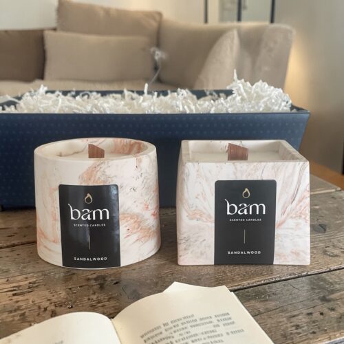 Geschenkmand met 2 Geurkaarsen Sandalwood | Handgemaakt | BAM Cone & Square Collection