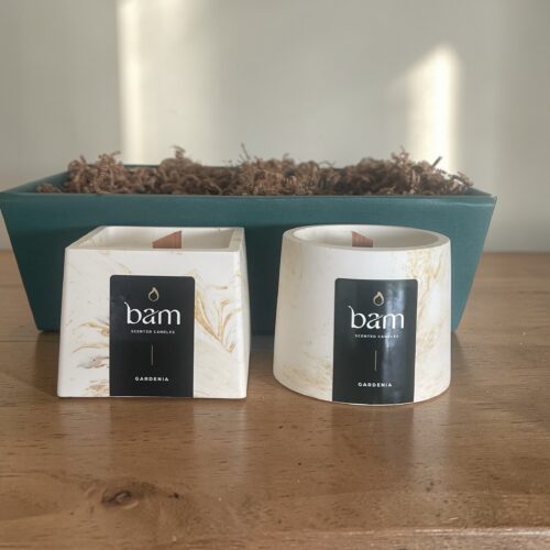 Geschenkmand met 2 Geurkaarsen Gardenia | Handgemaakt | BAM Cone & Square Collection