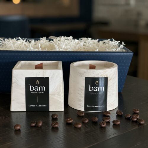 Geschenkmand met 2 Geurkaarsen Coffee Macchiato | Handgemaakt | BAM Cone & Square Collection