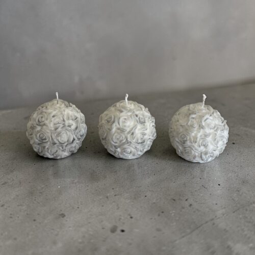 decoratieve kaars met rozen, afgewerkt met zilver - small - in geschenkdoosje