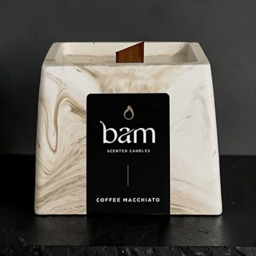 Coffee Macchiato geurkaars van zonnebloemwas – beige gemarmerd vierkant potje met houten wiek
