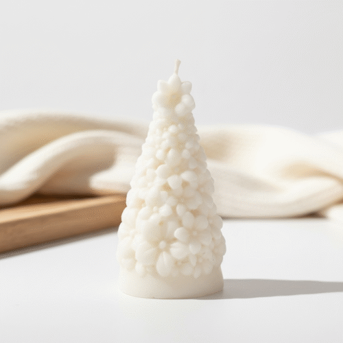 Kerstboom Figuurkaars met Bloemen van Zonnebloemwas – Handgemaakte Duurzame Kerstkaars