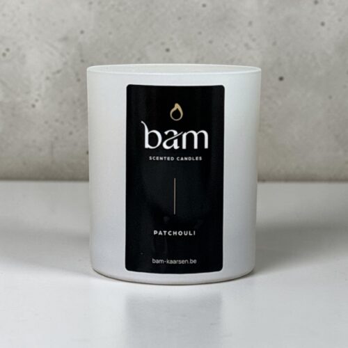 Patchouli Geurkaars met Houten Wiek – White Collection Medium – 60 Branduren