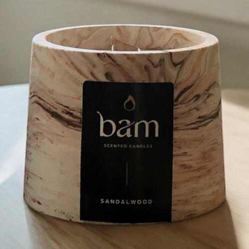 Sandalwood geurkaars met houten wiek – Cone collectie – oranje-bruin gemarmerd handgemaakt potje