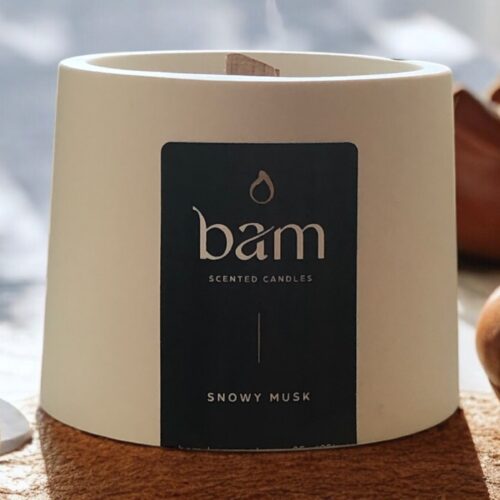 Snowy Musk geurkaars met houten wiek – Cone collectie – wit handgemaakt potje