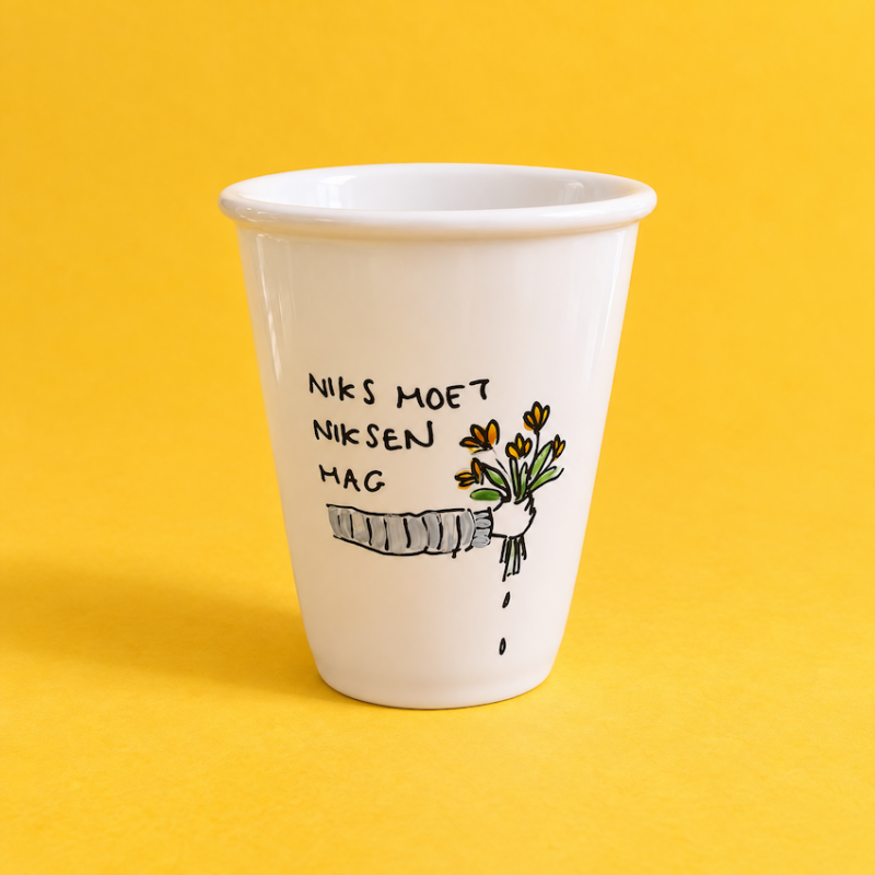 Witte handgeschilderde pensioenbeker met bloemen en de tekst ‘Niks moet, niksen mag’ op een gele achtergrond.